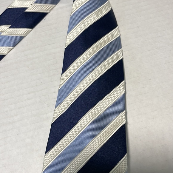 Donald J. Trump Signature Collection classic blue Striped 100% Silk Neck Tie - Picture 9 of 9